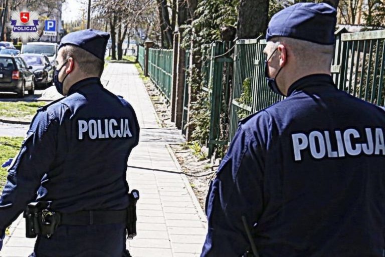 Na widok radiowozu, demonstracyjnie zdjął maseczkę. Teraz stanie przed sądem.