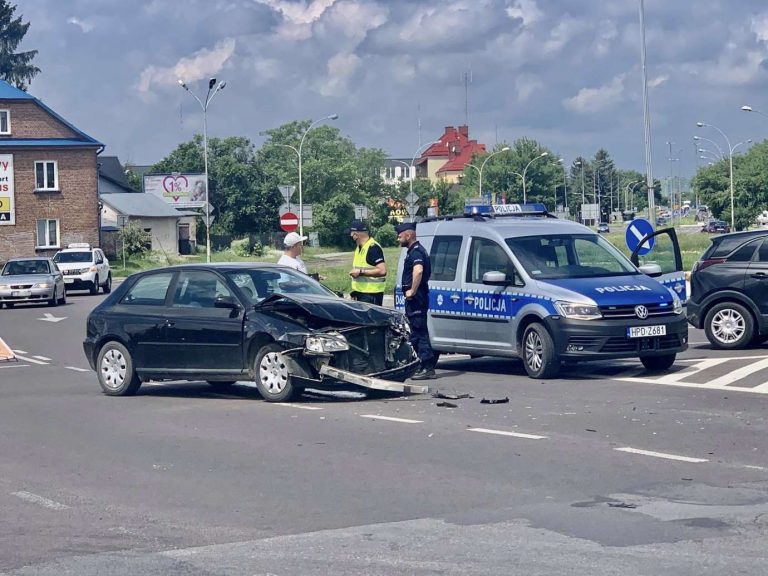 27 latek kierowca Audi nie ustąpił pierwszeństwa przejazdu na rondzie