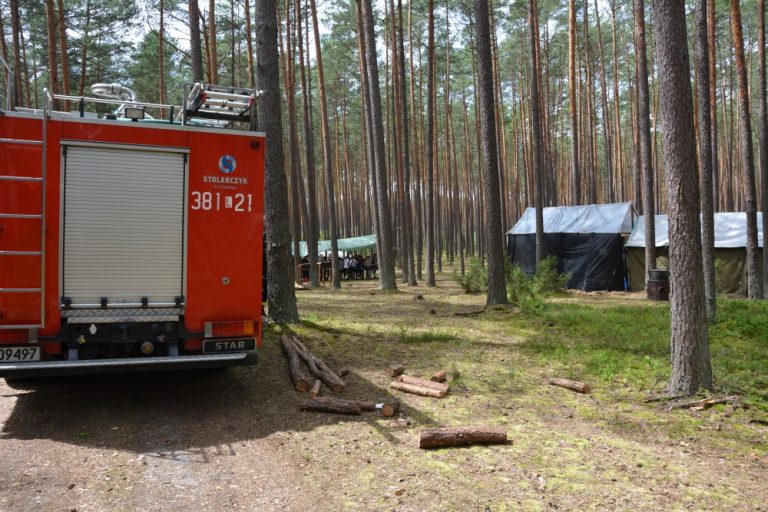 Zamojscy strażacy i policjanci wizytowali obóz harcerski