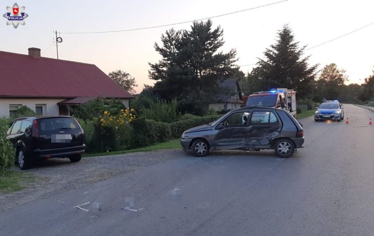 Zderzenie Forda i Renault. 50 – latka w szpitalu.