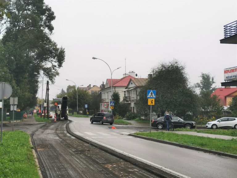 Zamość: Zamiast niebezpiecznego skrzyżowania będzie mini – rondo. Prace właśnie ruszyły