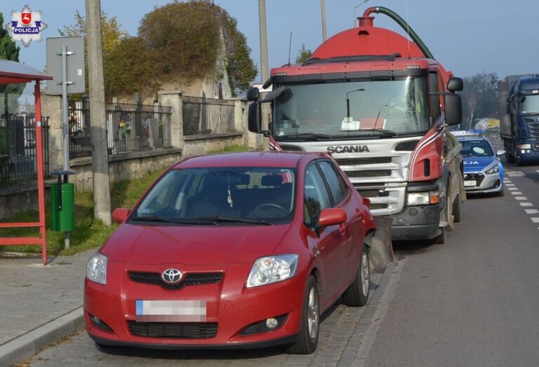 Sitaniec. Scanią uderzył w auto, które zatrzymało się przed przejściem