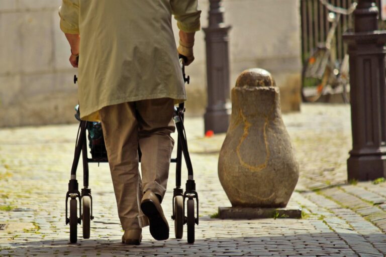 Do tej pory zarejestrowało się na szczepienia 127 tys. seniorów powyżej 80. roku życia