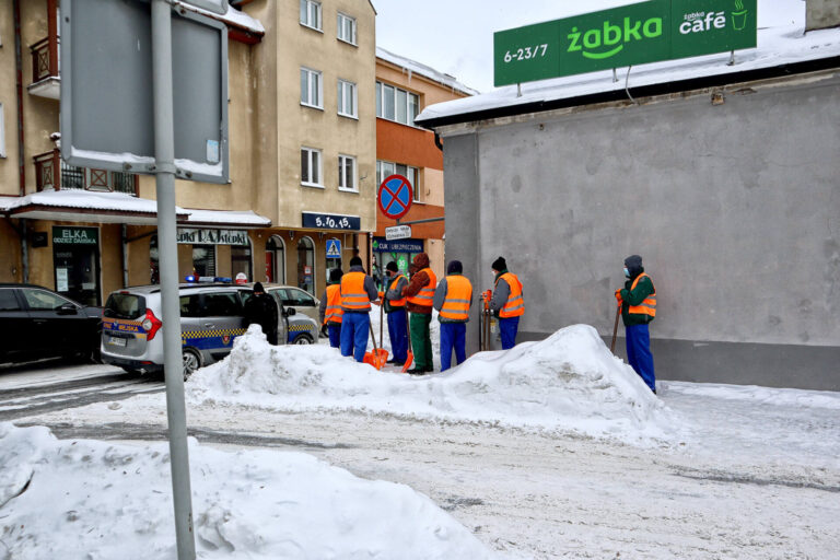 Hrubieszów: Więźniowie odśnieżali miasto