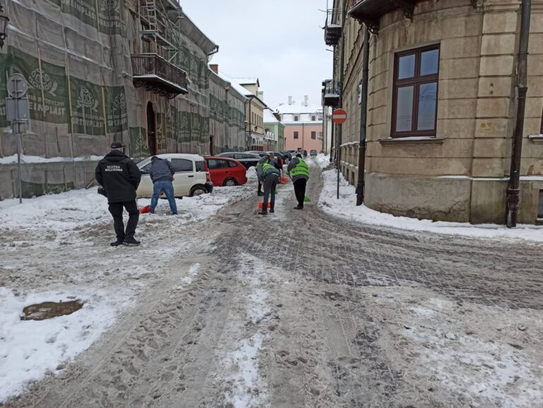 ZAMOŚĆ: Więźniowie ruszyli do odśnieżenia miasta