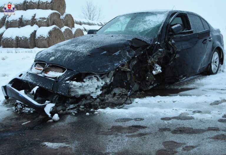 Czołowe zderzenie BMW i forda. 32-latka w szpitalu