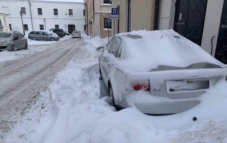 ZAMOŚĆ: Obfite opady śniegu. Fatalne warunki na osiedlach i parkingach [ZDJĘCIA]