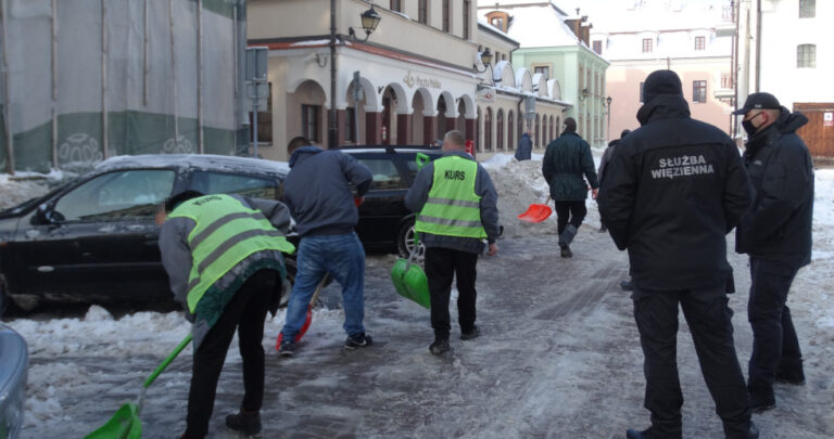 ZAMOŚĆ: Więźniowie walczą ze śniegiem [ZDJĘCIA]