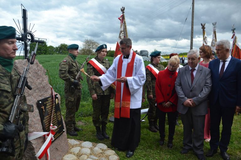 Odsłonięcie pomnika poświęconego pamięci starszego strzelca Wincentego Mieczysława Wróblewskiego ps. „RZEPA”, „SZUM”