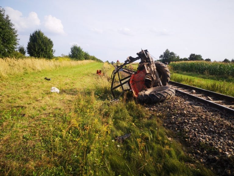 GM. NIELISZ: Traktorzysta wjechał pod pociąg. Nie udało się go uratować.