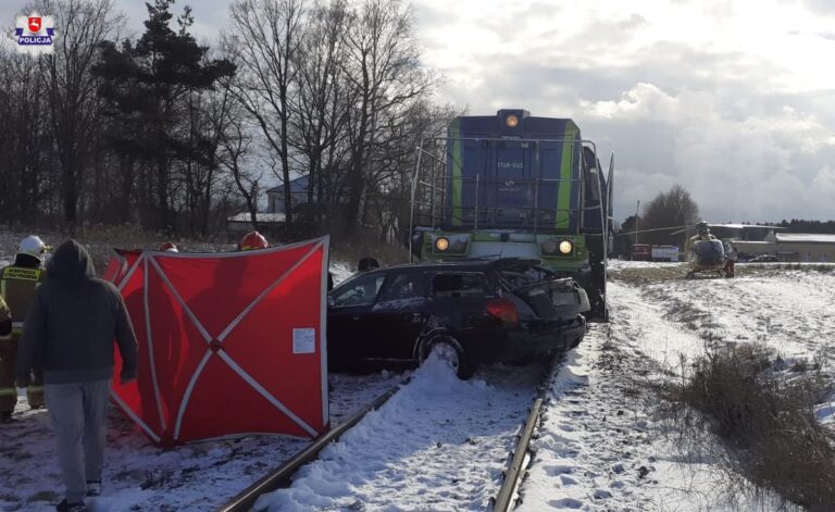 Kierujący Subaru wjechał bezpośrednio pod nadjeżdżającą lokomotywę