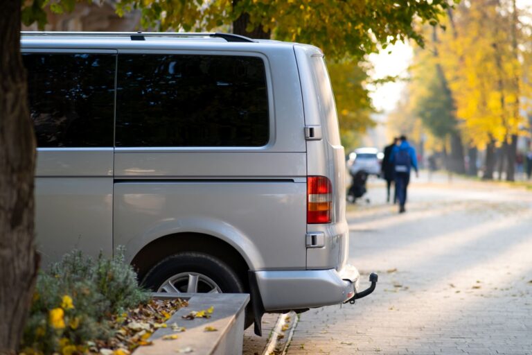 7–9 osób w komforcie – jak wybrać minivana lub busa, który pomieści całą rodzinę i bagaż?